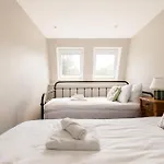 The Thames Embrace 3 Bedroom And Garden House In Battersea